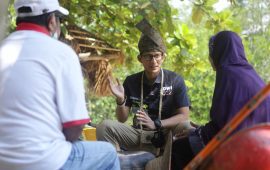 Momen Haru Sandiaga Uno, Bantu Petugas Kebersihan Desa Bakau Serip Batam