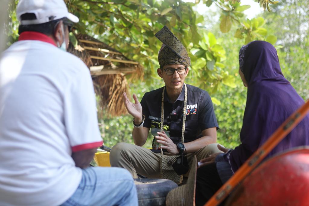 Momen Haru Sandiaga Uno, Bantu Petugas Kebersihan Desa Bakau Serip Batam