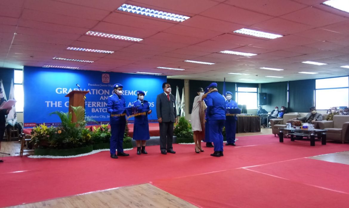 SMP Presiden Wisuda 41 Murid dengan Upacara Semi Militer Berdisiplin