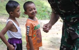 Letkol Inf Endik Yunia H Berbincang Dengan ll Anak Desa di Lokasi TMMD