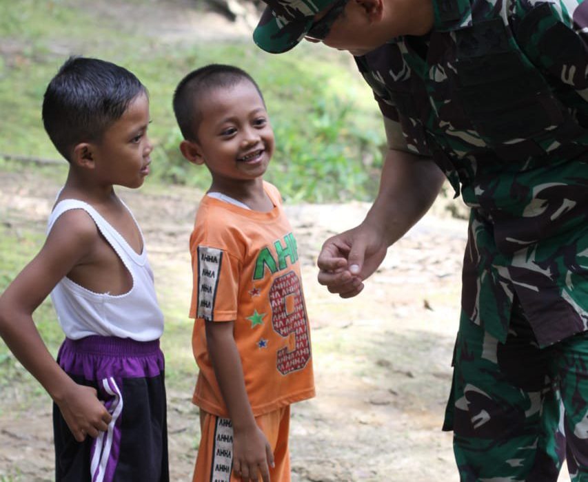 Letkol Inf Endik Yunia H Berbincang Dengan ll Anak Desa di Lokasi TMMD