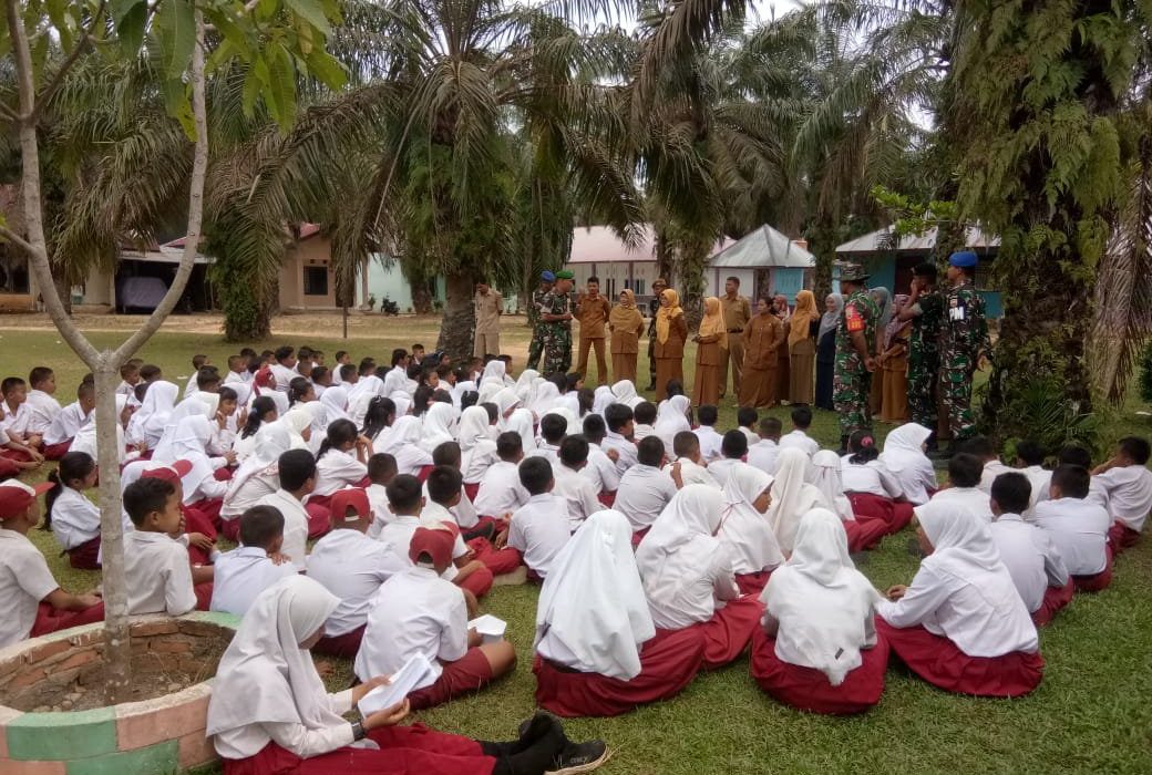 Sambut Murid SDN 9, Tim Satgas TMMD Kodim Bengkalis Pamit Pulang