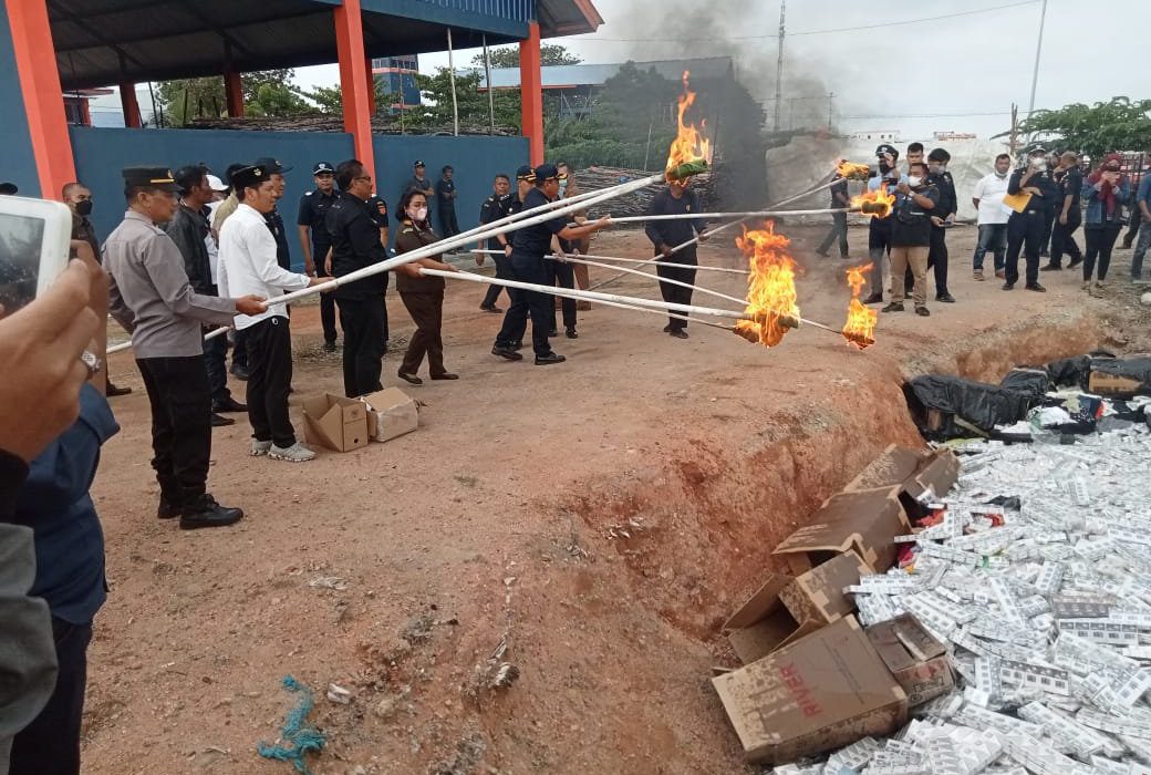 Jutaan Batang Rokok, Serta Ribuan Handphone Bermerek Dibakar BC Kepri