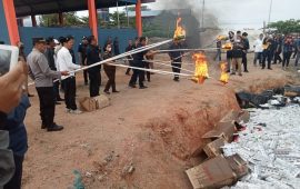 Jutaan Batang Rokok, Serta Ribuan Handphone Bermerek Dibakar BC Kepri