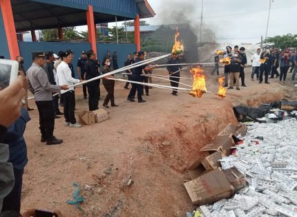 Jutaan Batang Rokok, Serta Ribuan Handphone Bermerek Dibakar BC Kepri