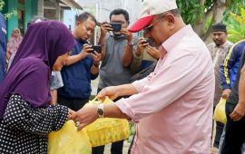 Tinjau Lokasi Banjir, Bupati Karimun Salurkan Bantuan kepada Warga Terdampak