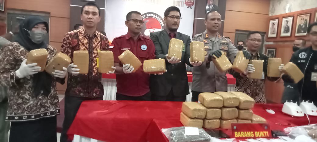 Polres Karimun Ungkap Jaringan Narkoba Antar Provinsi, 30 Kilogram Ganja Diamankan