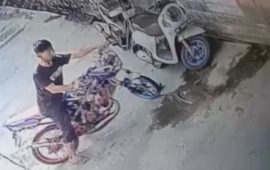 Seorang Pemuda di Karimun Terekam CCTV saat Mencuri Motor
