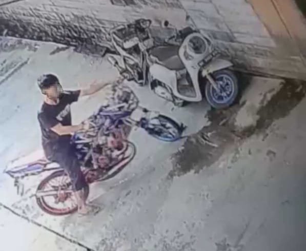 Seorang Pemuda di Karimun Terekam CCTV saat Mencuri Motor