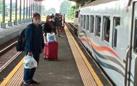 Masa Angkutan Nataru 2022/2023, 7 Kereta Berhenti Layani Naik Turun Penumpang Di Stasiun Jatinegara dan Stasiun Karawang