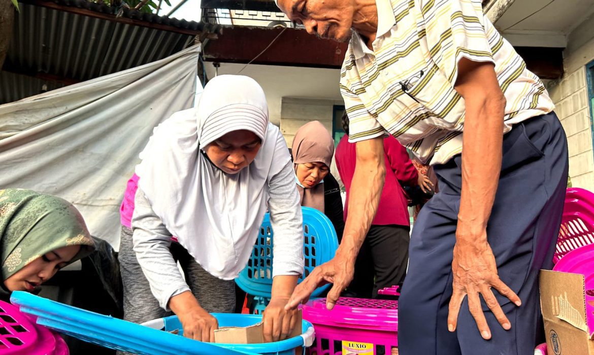 Turun Langsung ke Kampung Tales, Mahasiswa Fikom UC Adakan Penyuluhan Lingkungan Hidup Serta Pembuatan Takakura