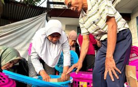 Turun Langsung ke Kampung Tales, Mahasiswa Fikom UC Adakan Penyuluhan Lingkungan Hidup Serta Pembuatan Takakura