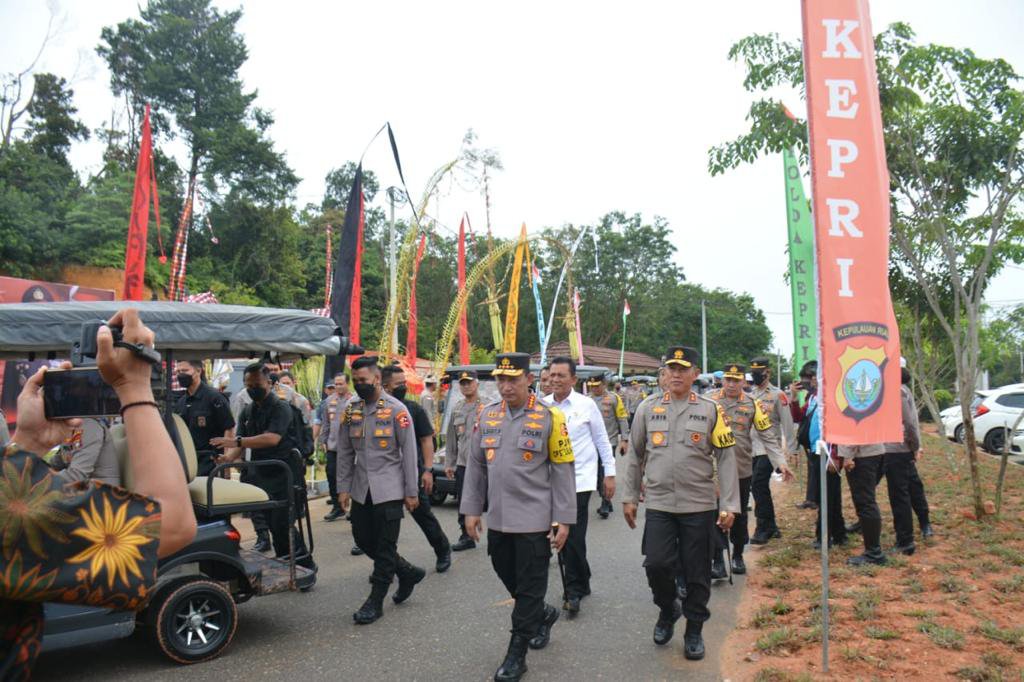 Kapolri Tinjau Langsung Perumahan Graha Bhayangkara, Gereja Ouikumene Tri Tunggal Kudus dan Pura Adistana Samanasya Polda Kepri