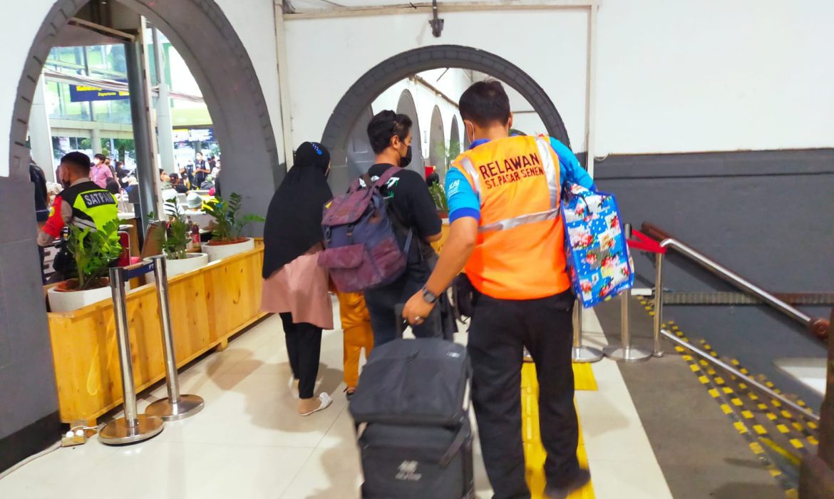 Tingkatkan Layanan Masa Nataru, Stasiun PasarSenen Sediakan Layanan Porter Gratis Untuk Penumpang Berkebutuhan Khusus