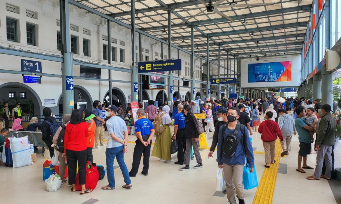 Jelang Tahun Baru Penumpang Stasiun Gambir dan Pasarsenen Kembali Meningkat, KAI Daop 1 Jakarta Himbau Penumpang Perhatikan Aturan Vaksin dan Barang Bawaan