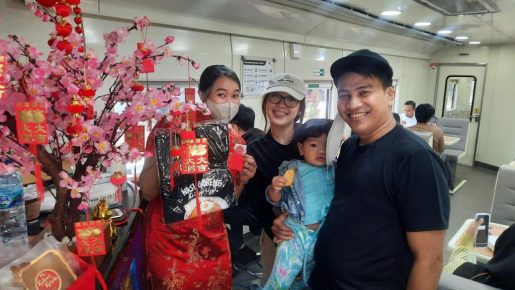 Meriahkan Tahun Baru Imlek 2574, Barongsai Hibur Penumpang Di Stasiun Gambir dan Pasar Senen
