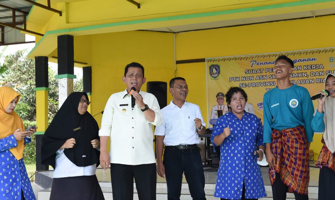 Gubernur Bersama Ketua Komisi 4 DPRD Kepri Serahkan SK PTK Non ASN di Kabupaten Natuna