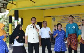Gubernur Bersama Ketua Komisi 4 DPRD Kepri Serahkan SK PTK Non ASN di Kabupaten Natuna