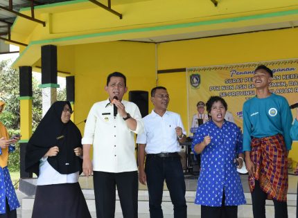 Gubernur Bersama Ketua Komisi 4 DPRD Kepri Serahkan SK PTK Non ASN di Kabupaten Natuna