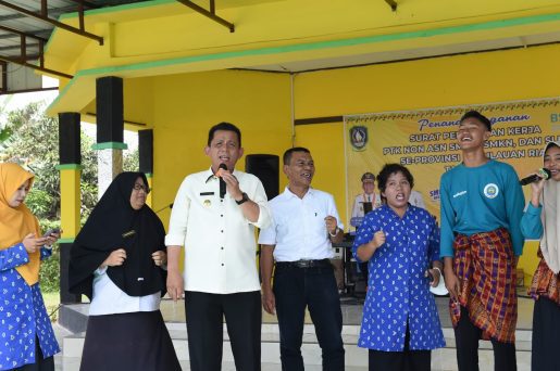 Gubernur Bersama Ketua Komisi 4 DPRD Kepri Serahkan SK PTK Non ASN di Kabupaten Natuna