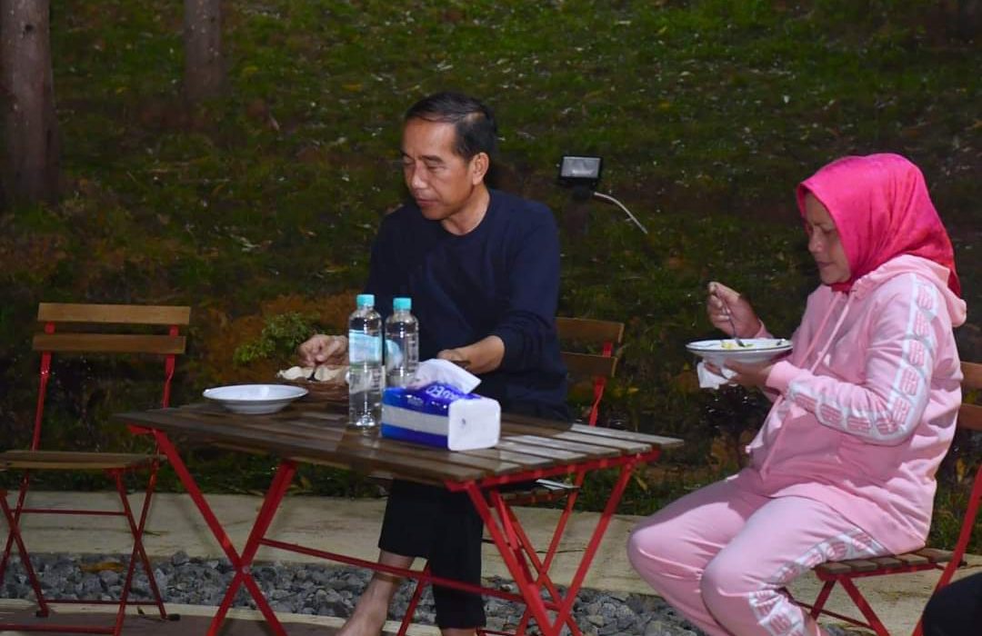 Presiden Jokowi Bersama Para Menteri Makan Nasi Goreng dan Mie Godog di Tengah Alam Hutan IKN