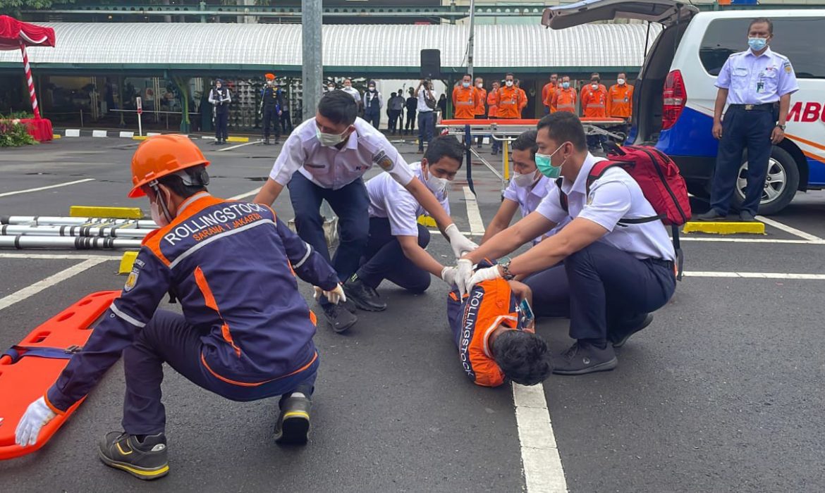 Peringati Bulan Keselamatan Dan Kesehatan Kerja Nasional, Daop 1 Jakarta Gelar Simulasi Penanganan Kecelakaan Kerja Pada Giat Apel Di Stasiun Gambir