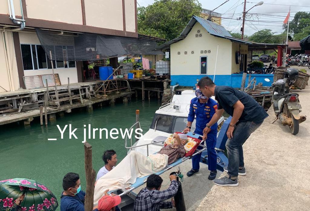 Satpolairud Polres Bintan Evakuasi Lansia Sakit di Pelabuhan Pompong