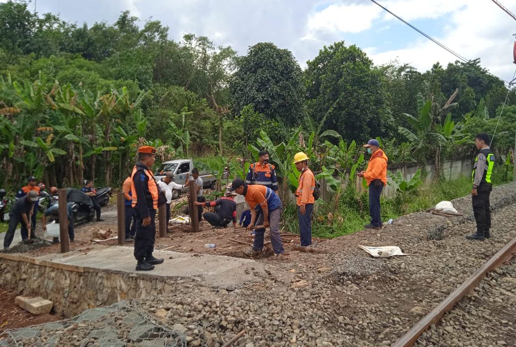 Tutup Perlintasan Sebidang Liar Yang Baru Di Buka Warga, KAI Daop 1 Jakarta Tegaskan Warga Agar Ikuti Aturan Dan Utamakan Keselamatan Bersama