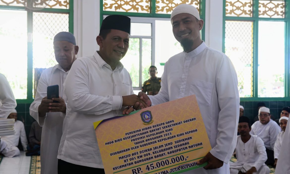 Gubernur Ansar Serahkan Bantuan Rumah Ibadah Saat Peringatan Isra Mirad 1444 H di Mesjid An Nur Sedanau Natuna