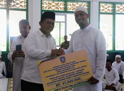 Gubernur Ansar Serahkan Bantuan Rumah Ibadah Saat Peringatan Isra Mirad 1444 H di Mesjid An Nur Sedanau Natuna