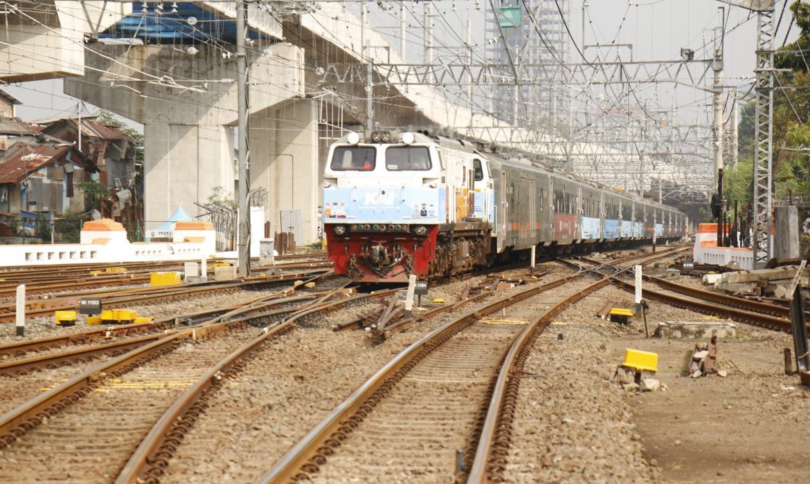 H+2 Lebaran, Okupansi Penumpang Berangkat Masih Mencapai 83 Persen, Stasiun Gambir Dan Pasar Senen Dipadati Arus Mudik Dan Arus Balik Dengan Volume Pengguna Yang Datang Mencapai 43.500