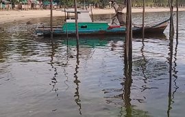 Air Laut Tercemar Cairan Hijau dan Berbau Oli di Pantai Pelawan Karimun