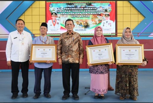 Gubernur Ansar Serahkan Bantuan Insentif Guru SMA/SMK Swasta se-Kota Batam