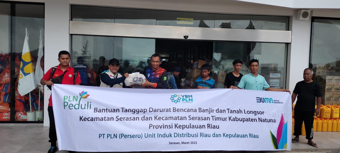 PLN Peduli Hadir untuk Korban Longsor di Natuna, Paket Sembako Hingga Pulihkan Listrik