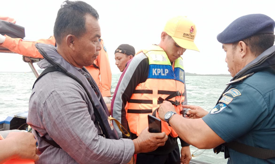 Pangkalan PLP Kelas II Tanjung Uban Berkaloborasi dengan PWI Bintan Bagikan Life Jacket ke Nelayan