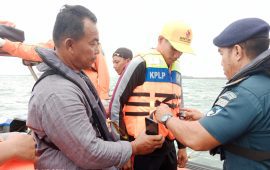 Pangkalan PLP Kelas II Tanjung Uban Berkaloborasi dengan PWI Bintan Bagikan Life Jacket ke Nelayan
