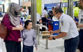 Tingkatkan Layanan Masa Angkutan Lebaran 2023, KAI Daop 1 Jakarta Bagikan Lebih Dari  15 ribu Paket Takjil di Stasiun Gambir dan Stasiun Pasar Senen