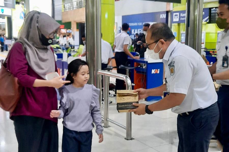 Tingkatkan Layanan Masa Angkutan Lebaran 2023, KAI Daop 1 Jakarta Bagikan Lebih Dari  15 ribu Paket Takjil di Stasiun Gambir dan Stasiun Pasar Senen