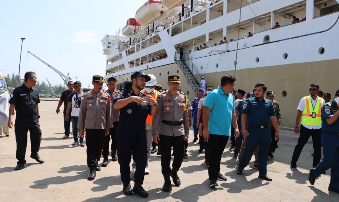 Hari Pertama Operasi Ketupat, Kapolres Bintan Bersama Bupati Bintan Cek Arus Mudik di Pelabuhan Sri Bayintan Kijang