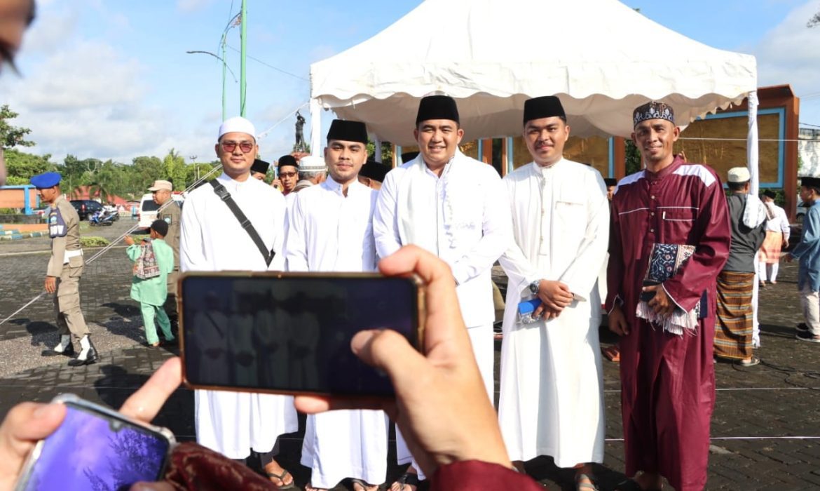 Bupati Roby Sampaikan Pesan Birrul Walidaian Dalam Khutbah Idul Fitri