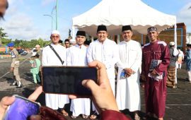 Bupati Roby Sampaikan Pesan Birrul Walidaian Dalam Khutbah Idul Fitri