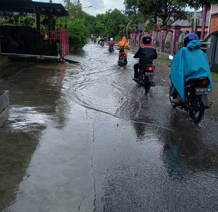 Diguyur Hujan Sebentar, Puluhan Rumah Warga di Tanjung Uban Terendam