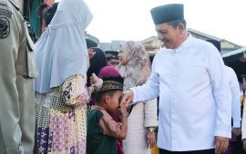 Nyebrang ke Desa Kelong, Gubernur Ansar Teraweh di Masjid Al Maruf