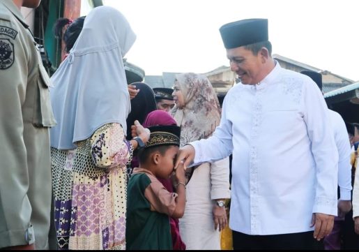 Nyebrang ke Desa Kelong, Gubernur Ansar Teraweh di Masjid Al Maruf