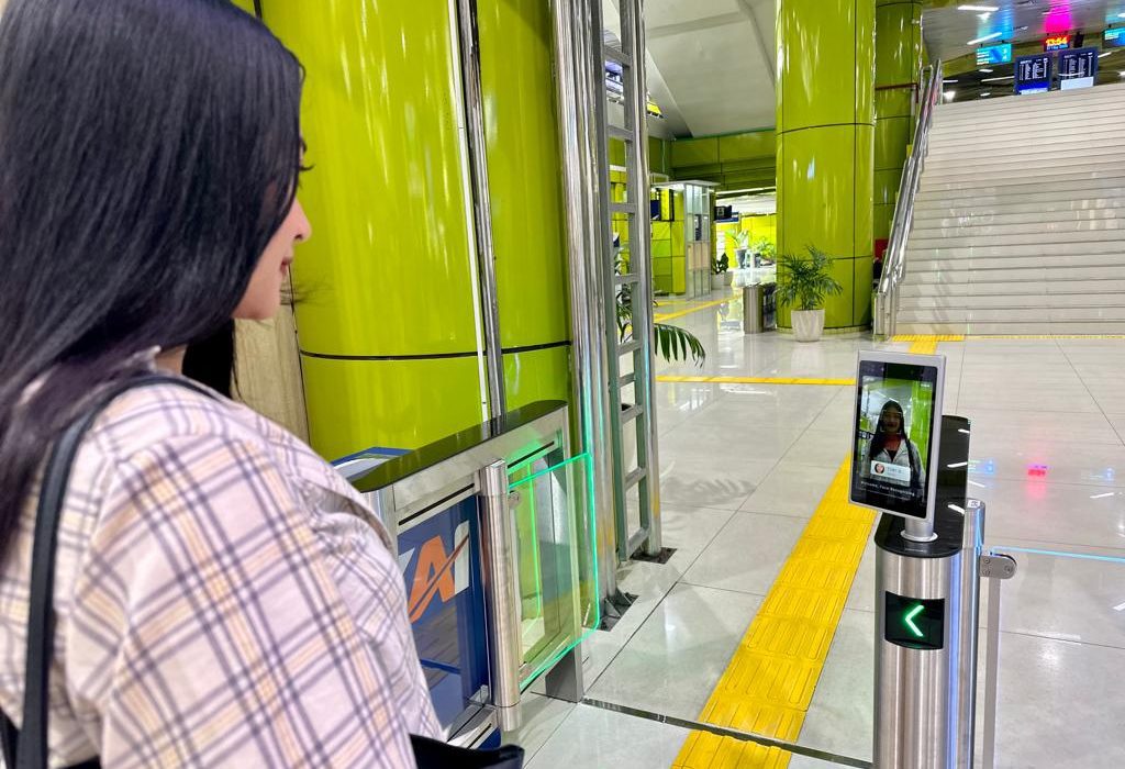 Stasiun Gambir Hadirkan Face Recognition Boarding Gate, Pemeriksaan Tiket Cukup Melalui Pindai Wajah