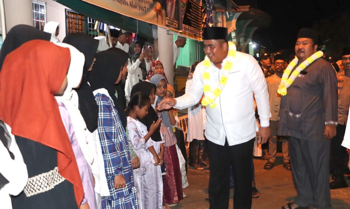 Ditandai Pawai Obor, Bupati Roby Gemakan Takbir Idul Adha Dari Pesisir Pulau Bintan