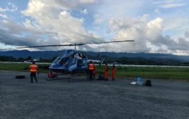 TNI Bantu Evakuasi Korban Kecelakaan Pesawat Semuwa Air di Papua
