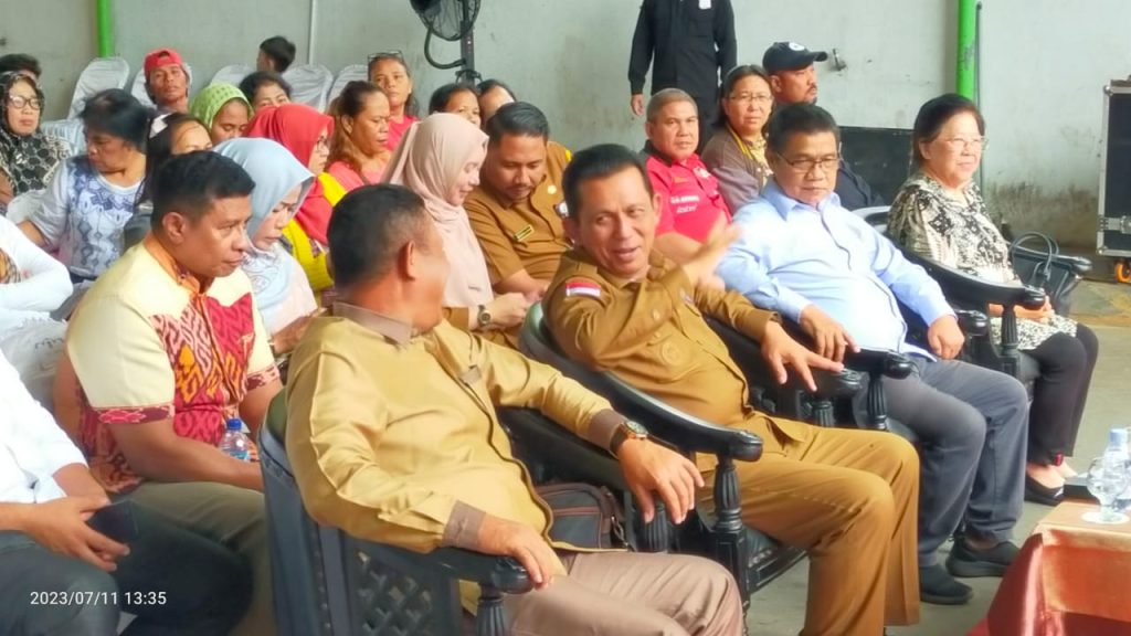 Bersama Gubernur Kepri, Wirya Silalahi Bagi-bagi 1.200 Paket Sembako