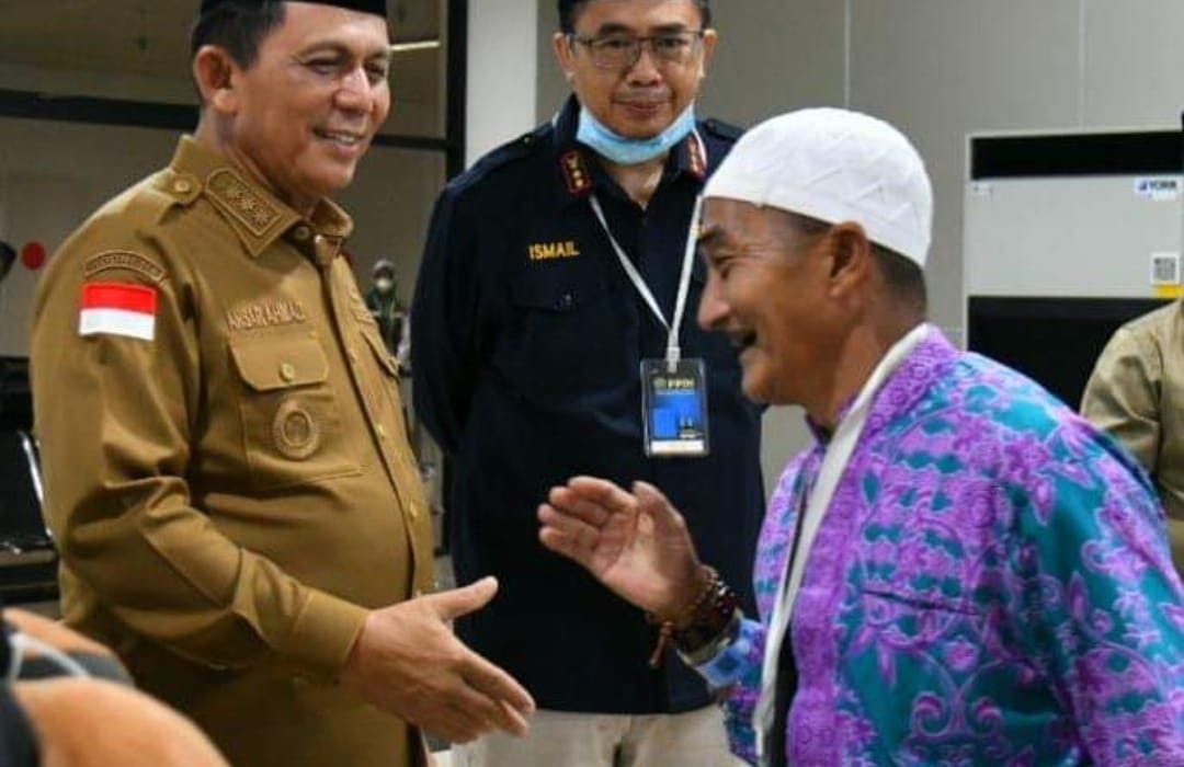 Gubernur Kepri Ansar Ahmad Menyambut Langsung Kepulangan Jemaah Haji Kloter 1 Kepri