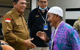Gubernur Kepri Ansar Ahmad Menyambut Langsung Kepulangan Jemaah Haji Kloter 1 Kepri